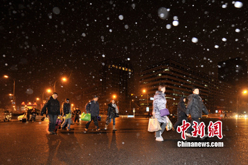 北京迎来今年首场降雪 创60年来最晚记录 金硕 摄 北京迎来今年首场降雪 创60年来最晚记录 金硕 摄