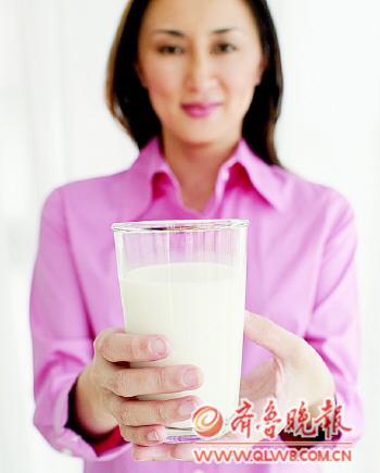 提高睡眠质量的7种食物:香蕉 温牛奶 全麦面包