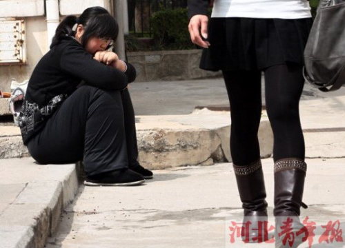 ��������Ů����Ȼ�߹������˼ѵ���ͷ����Ĭ���