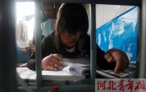 陈兴佳总是趴在床上学习,试图改变自己的命运。 陈兴佳总是趴在床上学习,试图改变自己的命运。