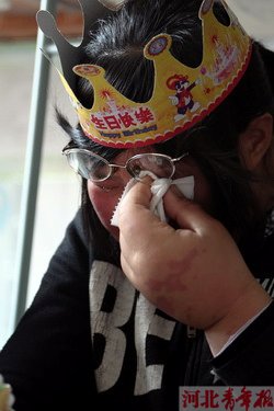 4月13日,25岁的陈兴佳第一次过生日,在老师和同学面前感动落泪。 4月13日,25岁的陈兴佳第一次过生日,在老师和同学面前感动落泪。