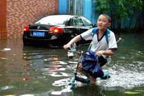 暴雨突袭广州 低洼路段水淹过膝