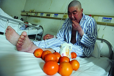 男子患病因缺钾无法手术 猛吃水果、舔盐补钾