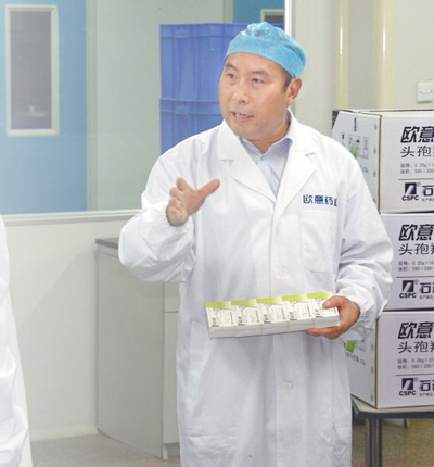 蔡东晨与技术人员一起探讨问题。资料图片 蔡东晨与技术人员一起探讨问题。资料图片