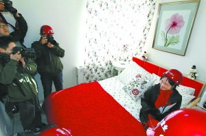 中外记者上午体验北京公租房。记者 刘平 摄 中外记者上午体验北京公租房。记者 刘平 摄