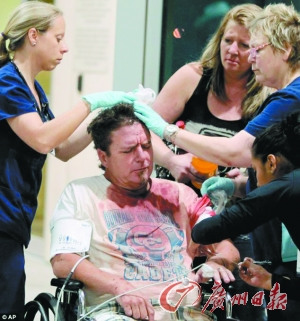 一名在爆炸事件中受伤的男子在接受治疗 一名在爆炸事件中受伤的男子在接受治疗