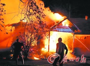 当地居民对着火海发呆 当地居民对着火海发呆