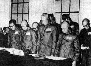 铃木启久等8名侵华日本战犯,在正义的审判面前低头认罪。 铃木启久等8名侵华日本战犯,在正义的审判面前低头认罪。