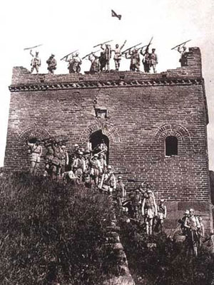 八路军战士庆祝胜利。 八路军战士庆祝胜利。