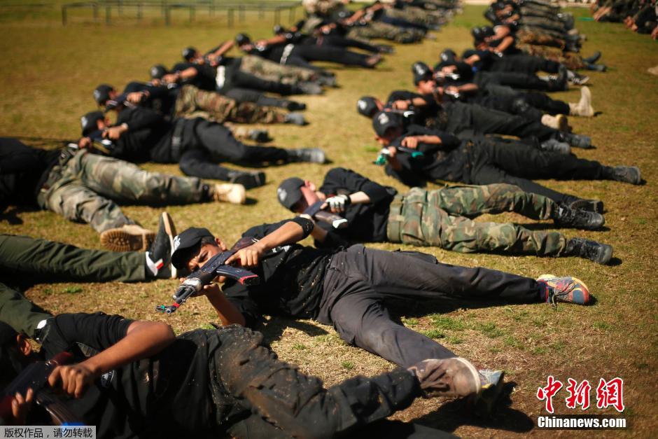 加沙哈马斯训练营毕业典礼 学员展示军事技能