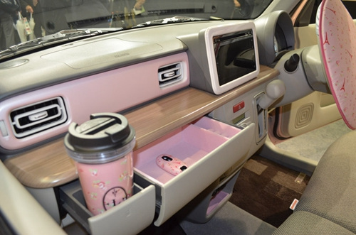 车内设置的梳妆台。 车内设置的梳妆台。