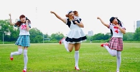 蓄须大叔扮成少女劲歌热舞。 蓄须大叔扮成少女劲歌热舞。