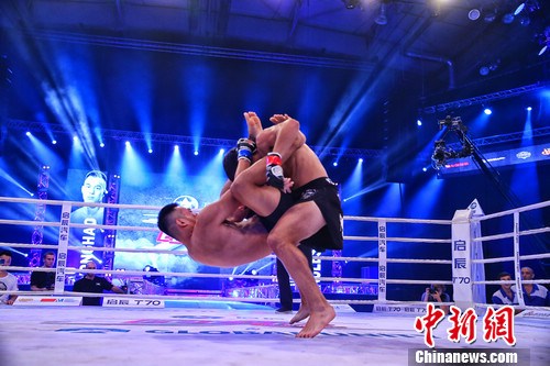 选手使用锁技。 选手使用锁技。