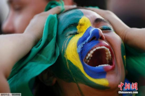 家门口的世界杯半决赛以1-7不敌德国,东道主巴西遭遇了耻辱性的惨败。 家门口的世界杯半决赛以1-7不敌德国,东道主巴西遭遇了耻辱性的惨败。