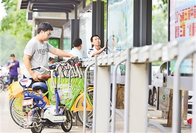 �е������Լҵĵ綯���г�ͣ�ڱ������г��⳵���λ�ϡ��������� ���ڷ��� 