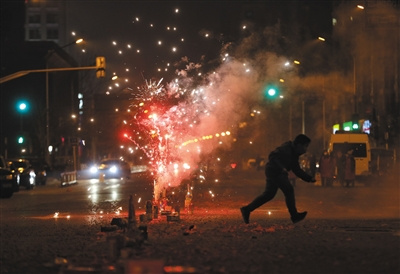 昨日,豆瓣胡同的燃放点,一位市民点燃烟花后迅速跑开。与往年相比,该燃放点燃放烟花数量变少。新京报记者 薛珺 摄 昨日,豆瓣胡同的燃放点,一位市民点燃烟花后迅速跑开。与往年相比,该燃放点燃放烟花数量变少。新京报记者 薛珺 摄
