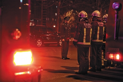 除夕夜执勤 除夕夜,朝阳消防支队华威中队消防员正在鸿雁南路执勤,6小时内负责区域未出现一起火情。消防员表示,由于今年北京春节烟花销售网点缩减以及市民环保意识的增强,今年火警警情较往年有所下降。 新京报记者 彭子洋 左燕燕 摄影报道 除夕夜执勤 除夕夜,朝阳消防支队华威中队消防员正在鸿雁南路执勤,6小时内负责区域未出现一起火情。消防员表示,由于今年北京春节烟花销售网点缩减以及市民环保意识的增强,今年火警警情较往年有所下降。 新京报记者 彭子洋 左燕燕 摄影报道
