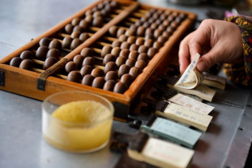 资料图片: 2013年12月4日,联合国教科文组织在阿塞拜疆首都巴库宣布,正式批准中国珠算项目列入教科文组织人类非物质文化遗产名录。新华社记者白禹摄 资料图片: 2013年12月4日,联合国教科文组织在阿塞拜疆首都巴库宣布,正式批准中国珠算项目列入教科文组织人类非物质文化遗产名录。新华社记者白禹摄