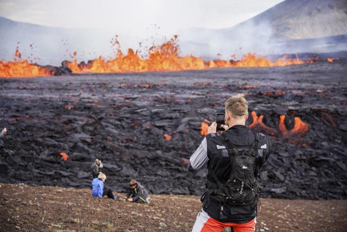 冰岛火山喷发引围观