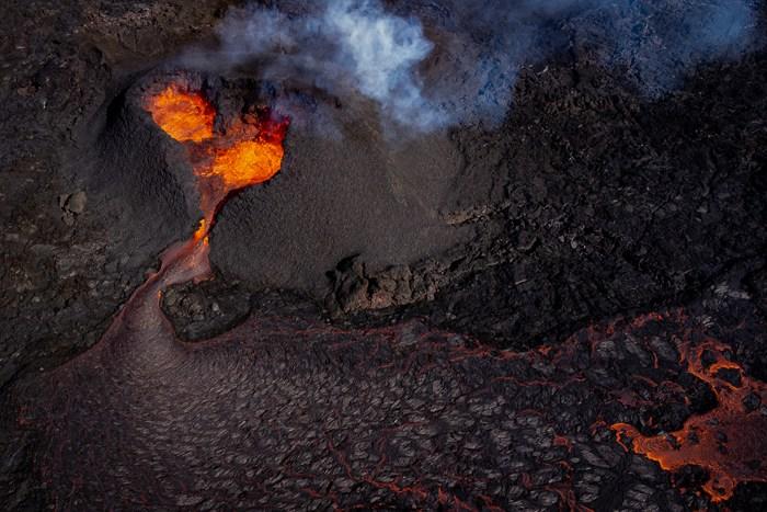 岩浆从心形火山口涌出