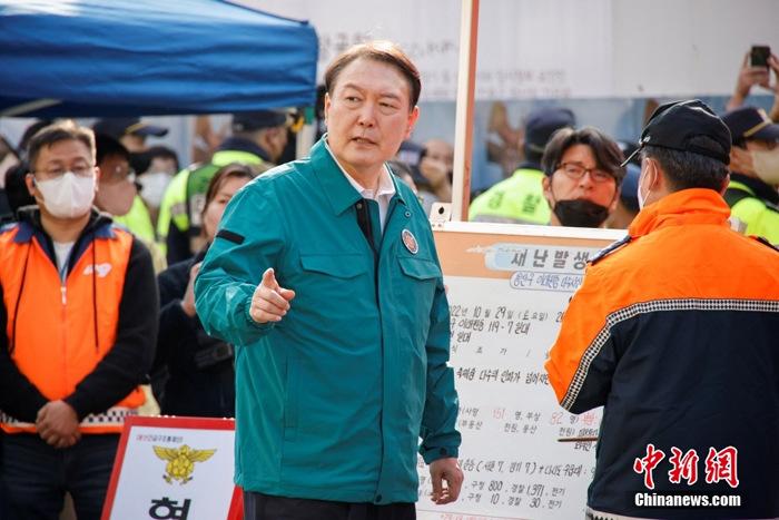 韩国总统尹锡悦抵达梨泰院踩踏事故现场