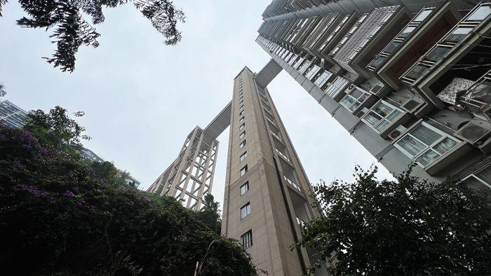 重庆高楼建在山坡上