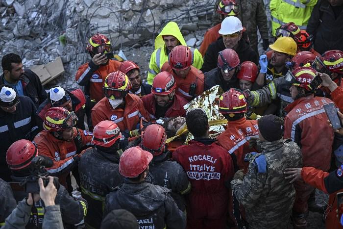 中国救援队在土耳其灾区多点展开营救工作