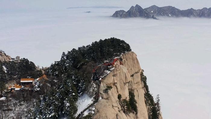 华山现绝美雾凇云海景观