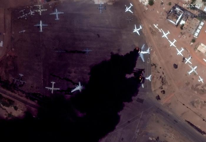 卫星图像显示苏丹首都浓烟四起