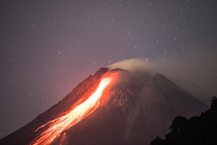 印尼默拉皮火山喷发