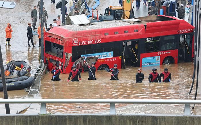 韩国公交车因暴雨被困