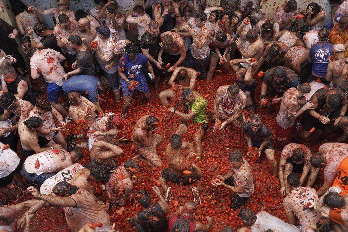 西班牙小镇年度“番茄大战”火热开启
