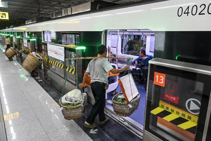 清晨的重庆地铁“背篓专线”