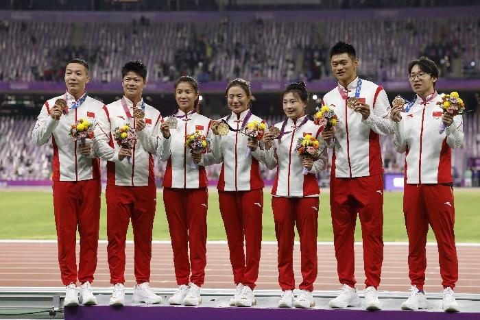 中国田径运动员递补奥运奖牌仪式举行