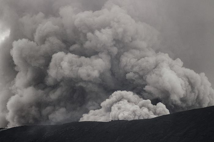 印尼马拉皮火山持续喷发 火山灰柱直冲云霄