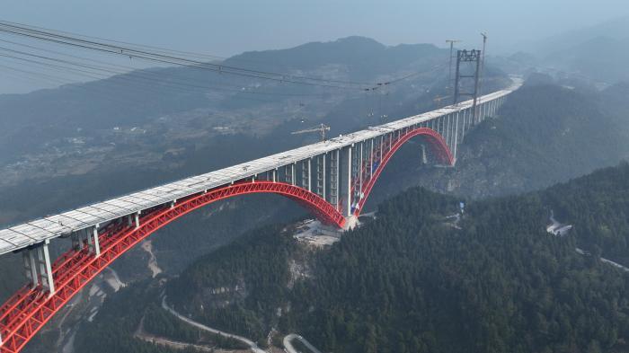 世界在建最大跨径双跨连续拱桥合龙