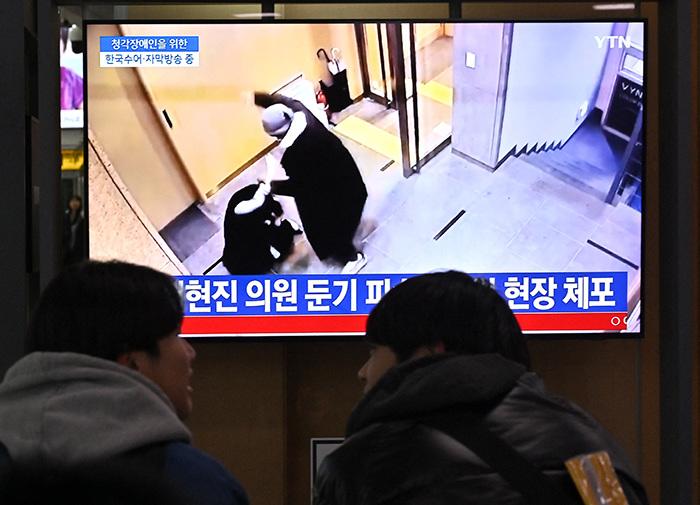 韩国一国会议员街头遇袭 事发画面曝光