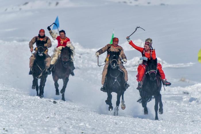 乌鲁木齐山区举办雪地赛马挑战赛