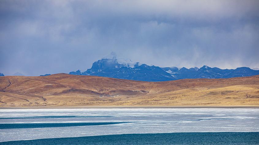 西藏阿里春意渐浓 拉昂错湖冰层消融美如画
