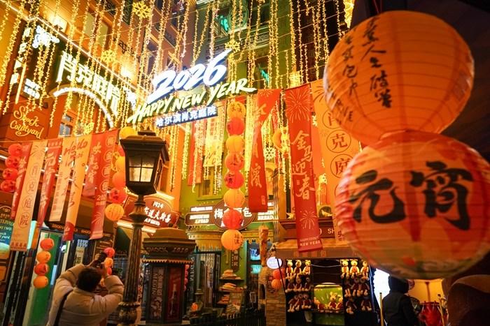 氛围感拉满 各地民众喜迎元宵佳节