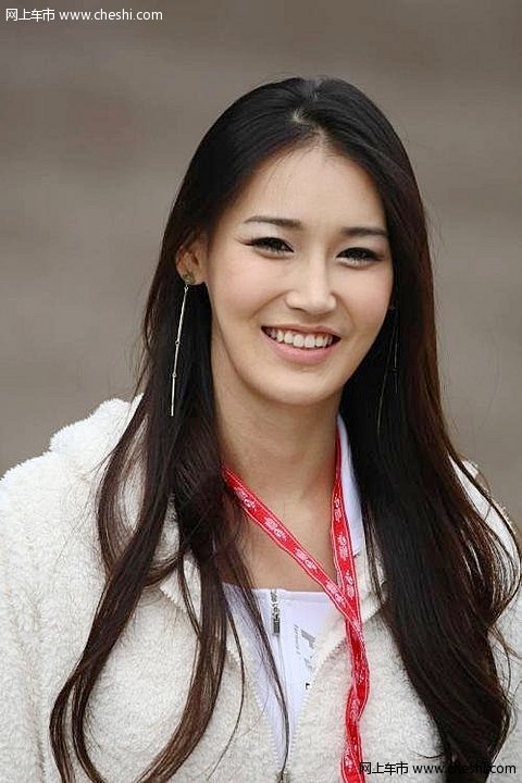 自然随性才是美 实拍赛车场上的美女(图)(3)