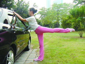 雷竞技RAYBET美女司机教瑜伽 锻炼腿部柔韧性(图1)