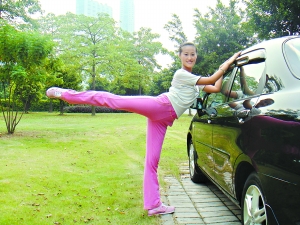 雷竞技RAYBET美女司机教瑜伽 锻炼腿部柔韧性(图2)