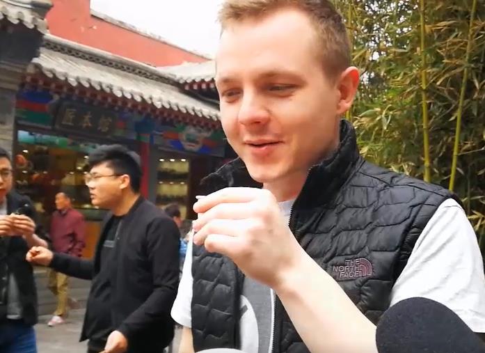 老外第一次挑战老北京豆汁儿，网友：佩服！