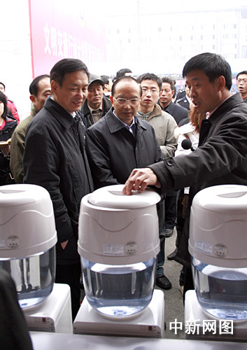 四川省副省长李成云春运首日视察成都火车站-