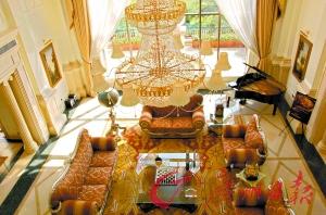 近200平方米的豪华客厅。