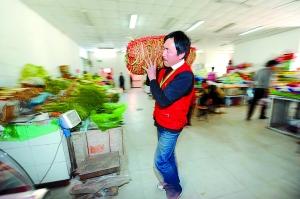 每天从凌晨三点忙到晚上八点,江斌说虽然辛苦也赚不了大钱,但是比给别人打工要自由。