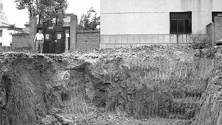 这个深约5米的大坑距居民楼房只有1米