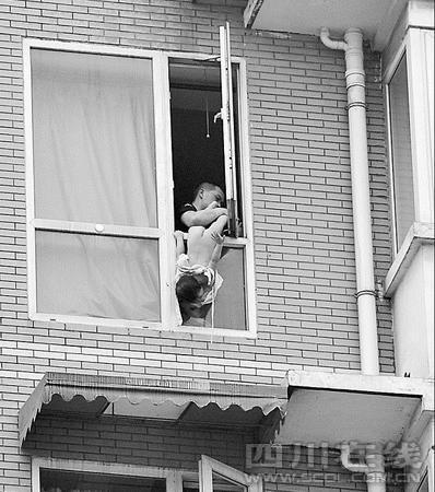 吸毒者将幼女倒悬8楼窗外涉故意杀人被批捕