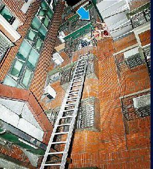 6旬老父腰间绑绳悬空15分钟救跳楼女儿(组图)